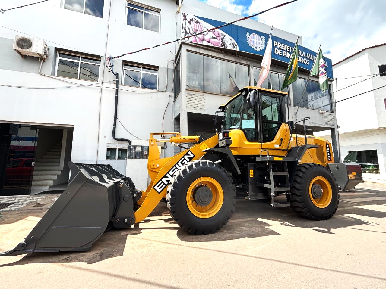 Pinheiros reforça frota com nova pá-carregadeira articulada